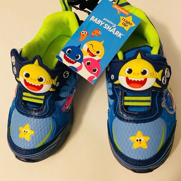 Baby Shark Toddler Light Up Tennis Shoes Sneaker Boys Girls size 9 NWT - Picture 1 of 6